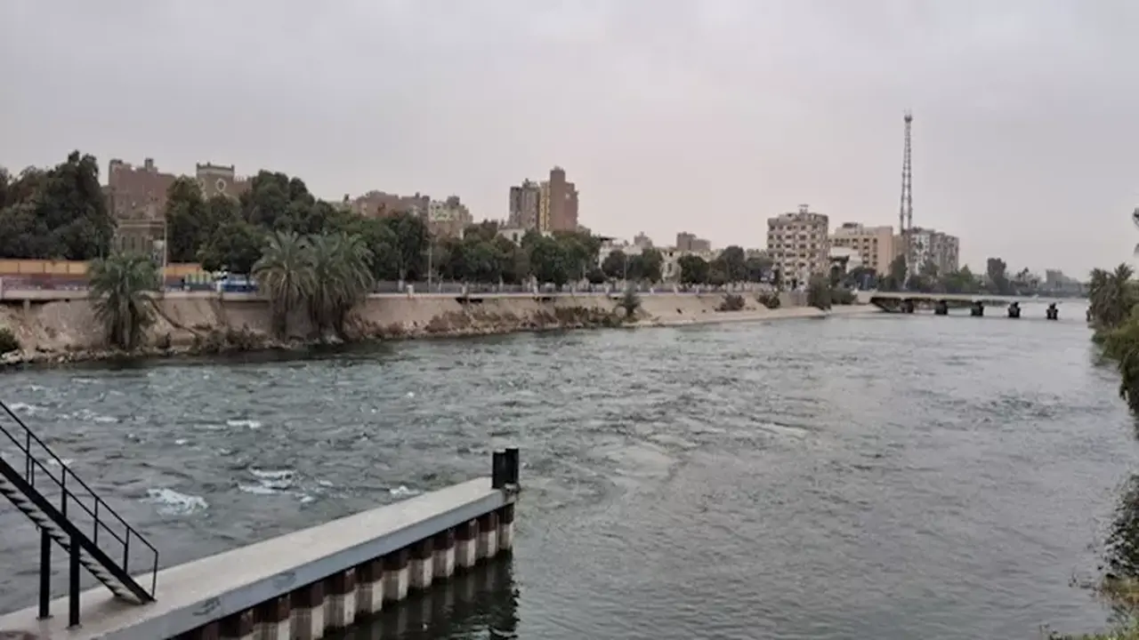 تحذيرات من انخفاض مستوى الرؤية وسط حالة طقس غير مستقر في أسيوط